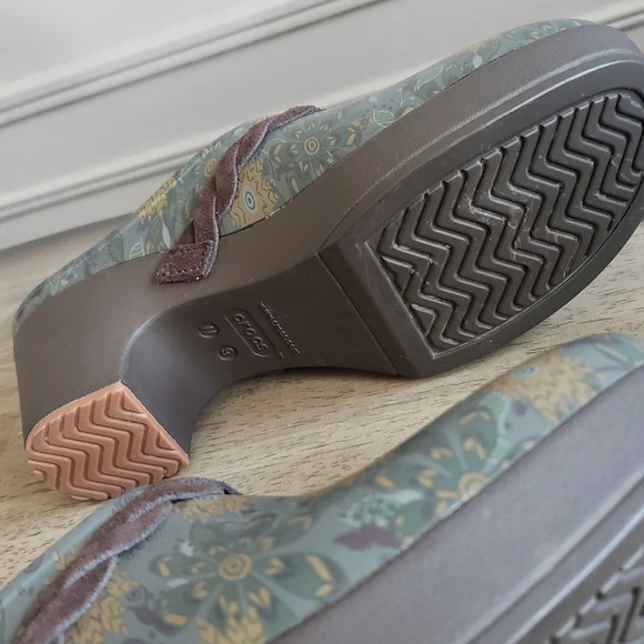 Crocs Clogs Womens Sarah Size 9W Blue Floral Dual Comfort Chunky Heel - Picture 9 of 9